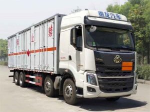 柳汽四轴易燃液体厢式运输车HCQ5327XRYLZ6