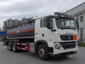 重汽豪沃15方腐蚀性物品罐式运输车CL5260GFWZ6