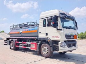 重汽豪沃9方腐蚀性物品罐式运输车CL5181GFWZ6