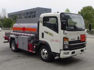 重汽豪沃蓝牌加油车CL5043GJY6BWG